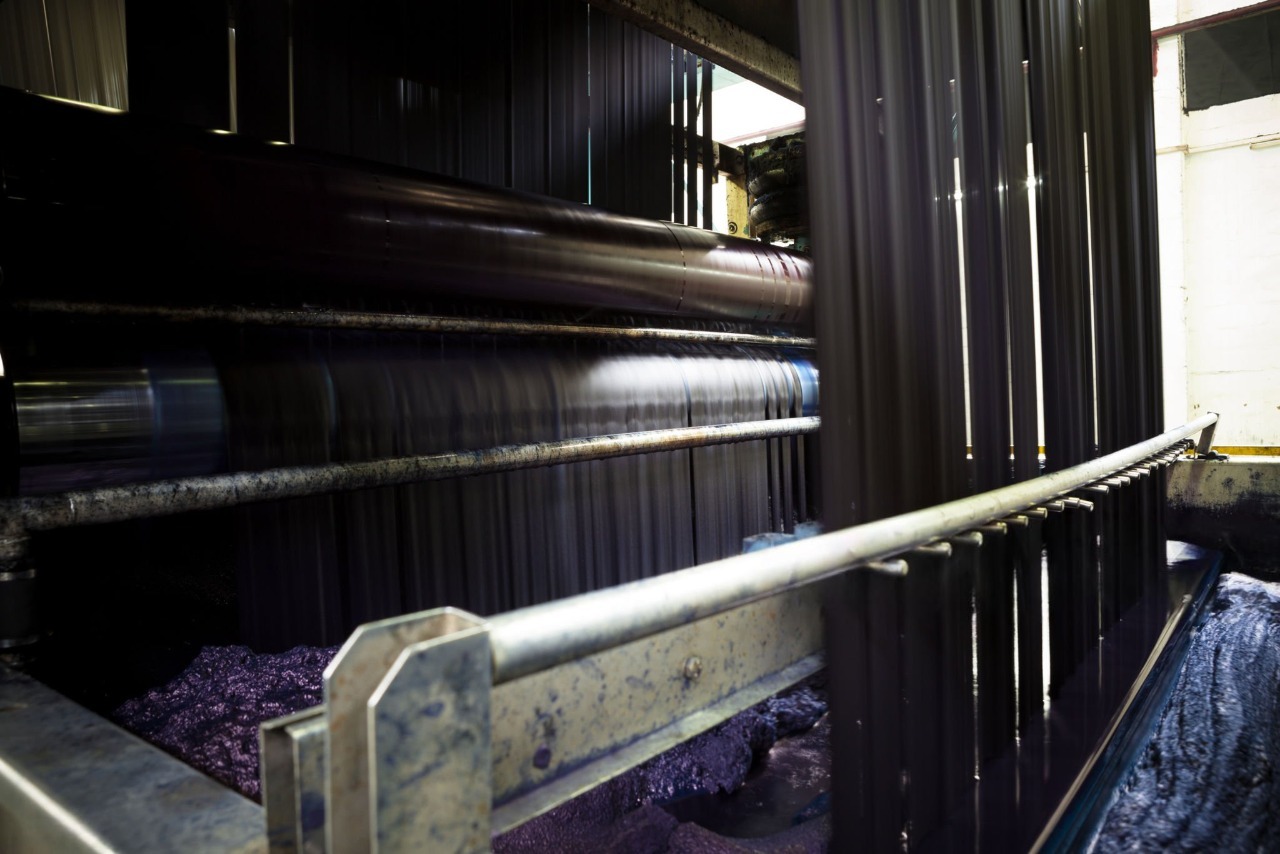 The moment the fabric passes through the automatic dyeing machine